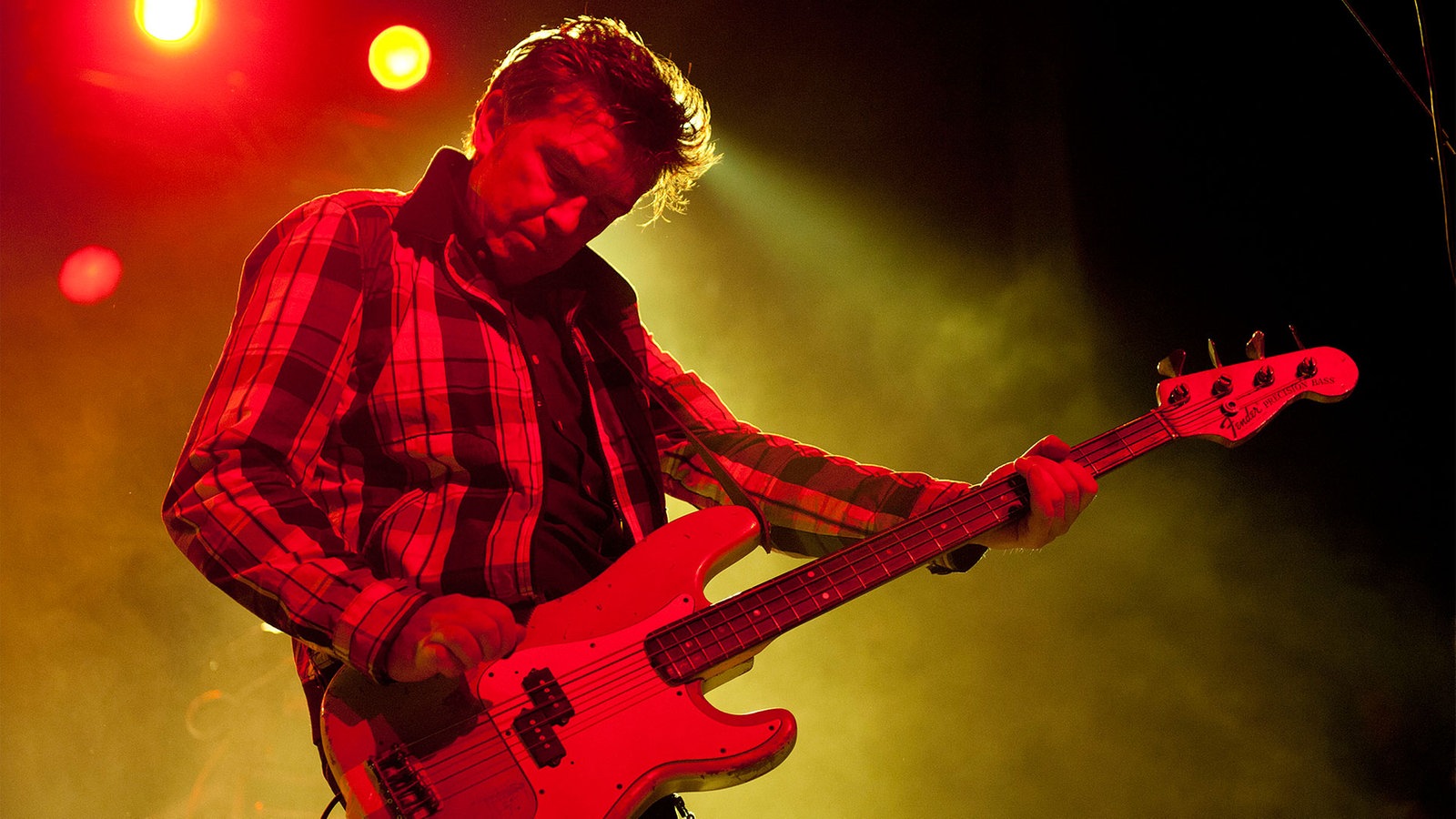 Der Gitarrist der Band "The Undertones" spielt Gitarre