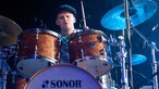 Der Schlagzeuger der Band "The Asteroids Galaxy Tour" spielt Schlagzeug