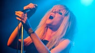 Die Sängerin der Band "The Asteroids Galaxy Tour" singt auf der Bühne