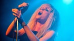 Die Sängerin der Band "The Asteroids Galaxy Tour" singt auf der Bühne