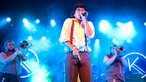 Die Band "Kellerkommando" steht auf der Bühne und spielt