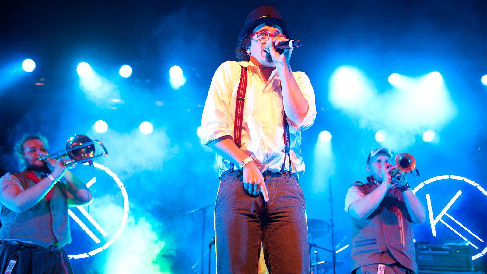 Die Band "Kellerkommando" steht auf der Bühne und spielt