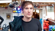 Der Sänger Nicolas Sturm blickt in die Kamera