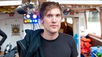 Der Sänger Nicolas Sturm blickt in die Kamera