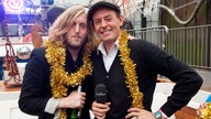 Künstler Andy Burrows blickt lächelnd in die Kamera
