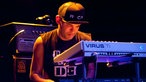 Der Keyboarder der "Omar Rodriguez Lopez Group" spielt Keyboard