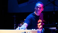 Ein Mitglieder der "Omar Rodriguez Lopez Group" Bearbeitet das Mischpult