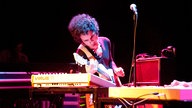 Einer der Gitarristen der "Omar Rodriguez Lopez Group" spielt Gitarre