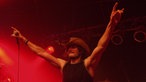 Der Frontmann von Victory streckt bei Bootleg im April 2006 mit geschlossenen Augen und dem Mikrofon in einer Hand die Arme in die Höhe.