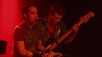 Der Bassist und der Keyboarder von Rivo Drei stehen dicht nebeneinander während der Performance bei Bootleg im April 2006