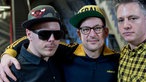 Aufnahme der Band Fettes Brot nebeneinander mit Arm um die Schulter
