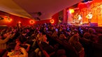 Das Publikum sitzt auf alten Kinosesseln in einem Saal und sieht Jacco Gardner zu.
