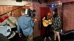 Kate Nash steht mit einer Gitarristin im Backstagebereich und spielt ein Unplugged für die Kamera des Rockpalastes.