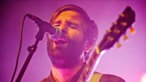 Der Sänger der Band singt mit geschlossenen Augen in sein Mikrofon.