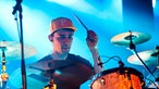 Der Drummer von Rakede sieht während des Spielens angestrengt auf sein Schlagzeug.