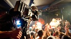 Im Vordergrund ist eine der Filkameras des Rockpalast zu sehen während im Hintergrund die Menge die Band abfeiert.