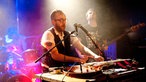 Der Musiker, der eben noch die Gitarre zupfte, bedient nun die Effekte.