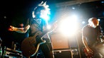 Der Gitarrist von Kvelertak lässt auch auf dem Reeperbahnfestival ordentlich die Haare fliegen.