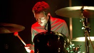 Der Drummer der Band, ebenfalls mit ordentlicher Kurzhaarfrisur und Hemd.