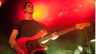 Der kurzhaarige Bassist von New Desert Blues hat die Augen geschlossen, dabei einen entspannten, gleichzeitig konzentrierten Gesichtsausdruck.