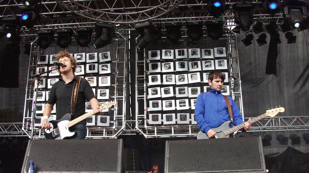 Sänger und Bassist der Band "Slut" auf der Rheinkultur-Bühne.