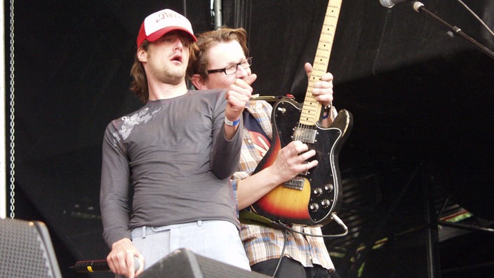 Sänger und Gitarrist der Band Winson auf der Bühne.