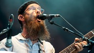Harrison Stafford singt in sein Mikro