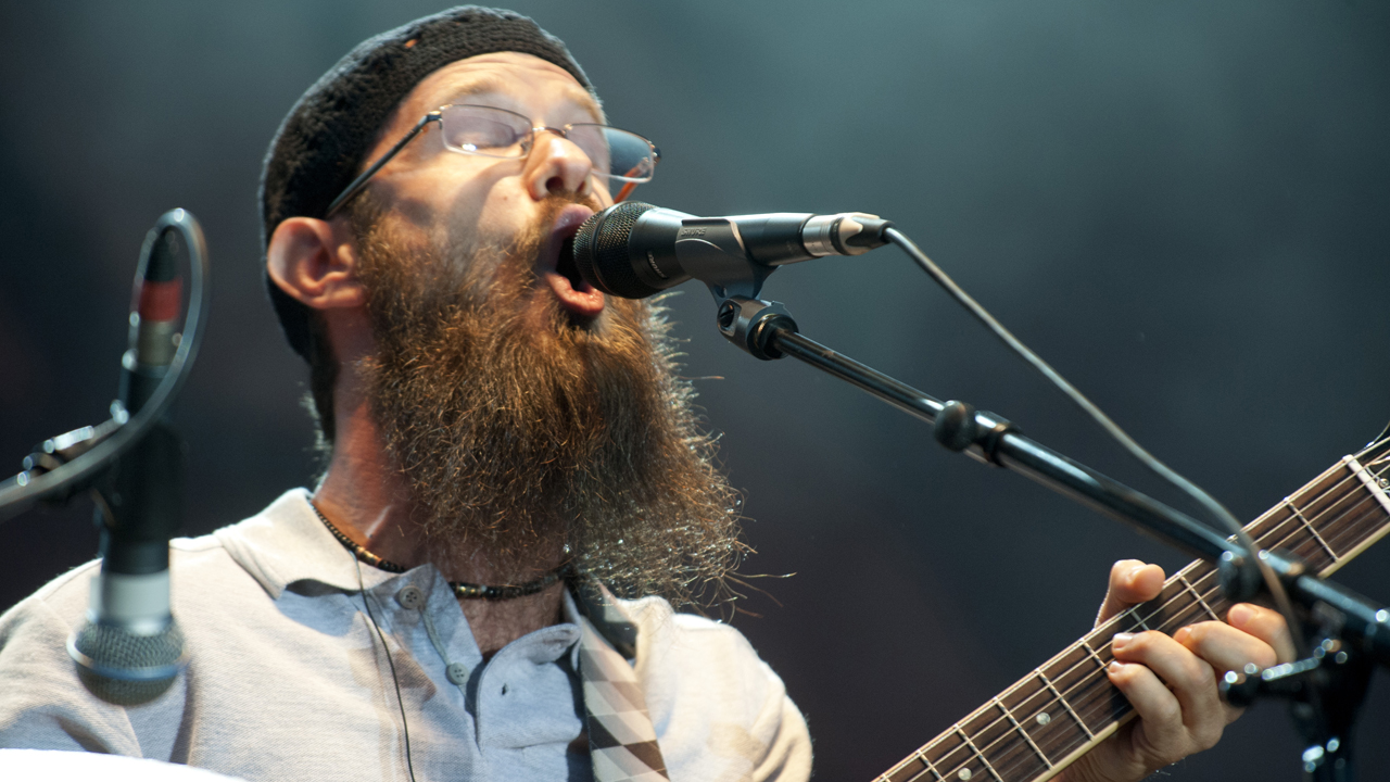 Harrison Stafford singt in sein Mikro