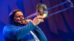 Kelsey howard an der Posaune spielt aus vollen lungen
