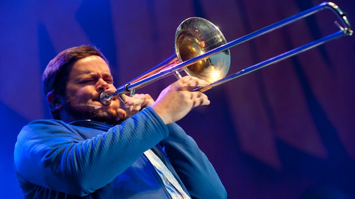 Kelsey howard an der Posaune spielt aus vollen lungen