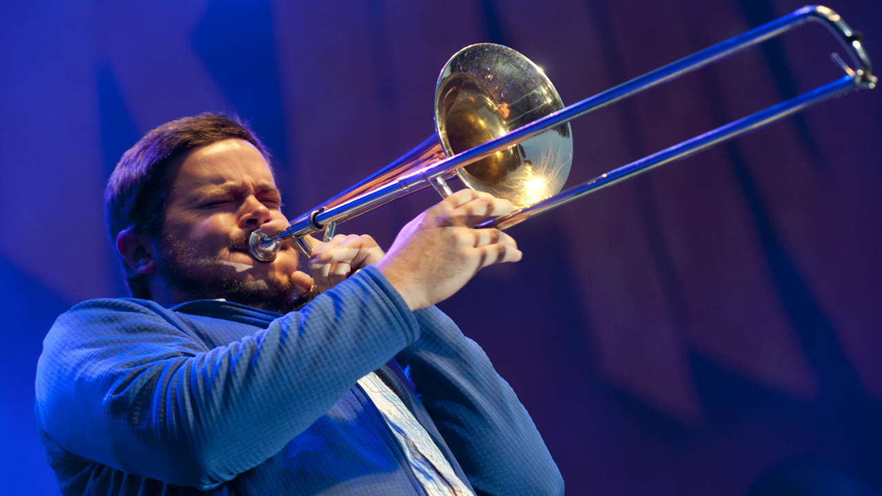 Kelsey howard an der Posaune spielt aus vollen lungen