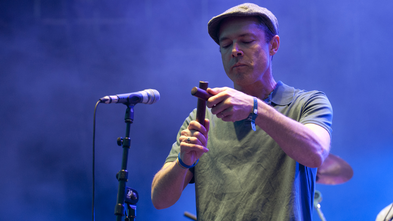 Groundation benutzt auch klanghölzer während ihrer auftritte