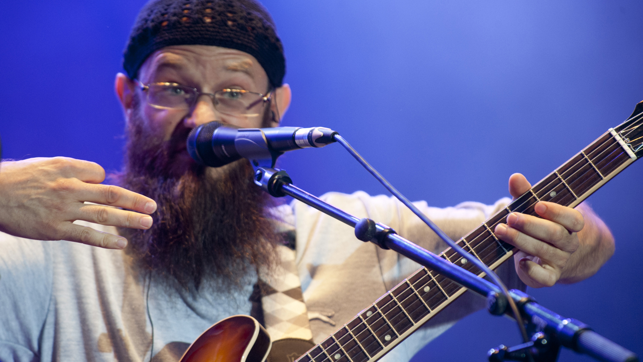 Groundations harrison stafford singt und macht dabei eine geste