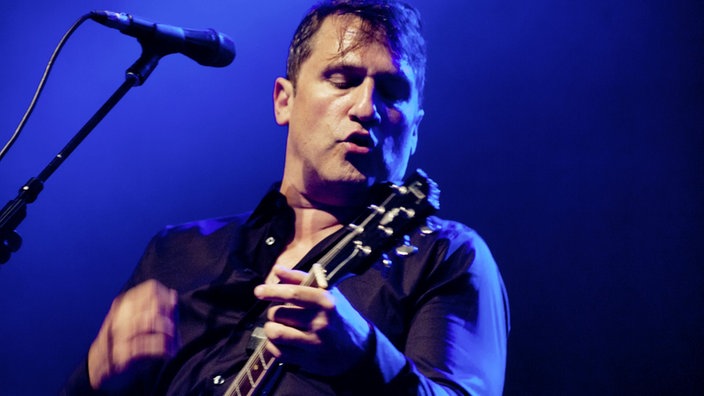 Rick McCollum in seiner Gitarre versunken