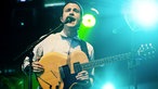 Hugo White singt und spielt gitarre