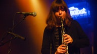 Multiinstrumentalistin von der Band Honig spielt Klarinette