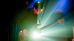 Bassist der Band Honig mit seinem 5-Saiter Bass der Marke Esh