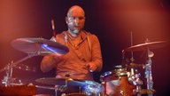 Schlagzeuger der Band Honig trommelt sanft