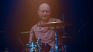 Schlagzeuger der Band Honig hinter seinem Schlagzeug