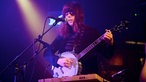 Banjospielerin der Band Honig spielt und singt