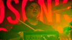 Drummer von Iris, der hinter seinem Drumkit hervorblickt.