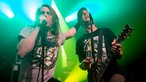 Sänger und Gitarrist von John Coffey singen nebeneinander, der Sänger greift dem Gitarristen an den Kopf