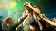 Bandmitglied von John Coffey wird vom Publikum auf Händen getragen