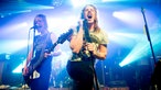 Sänger und Bassist der Band John Coffey stehen nebeneinander und singen Richtung Publikum