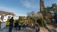 King King im Interview, Szene im Hinterhof