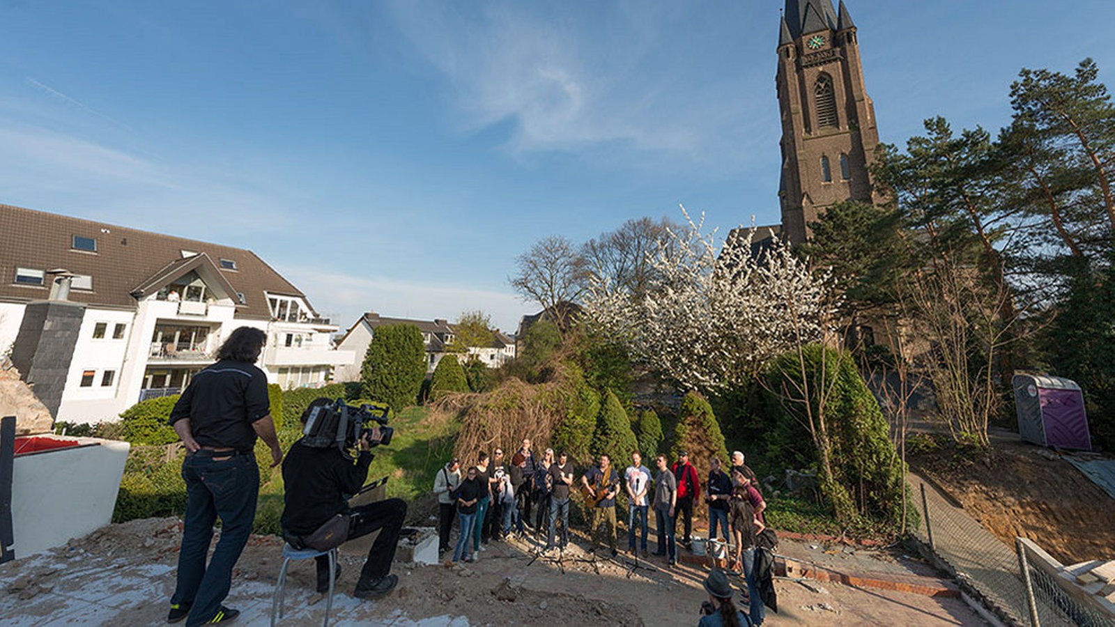 King King im Interview, Szene im Hinterhof