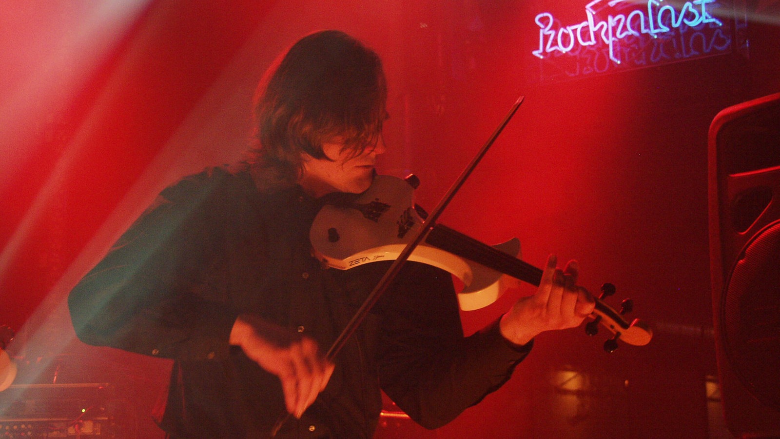 Markus Wienstroer von Hoelderlin spielt Violine beim KrautRockpalast 2005