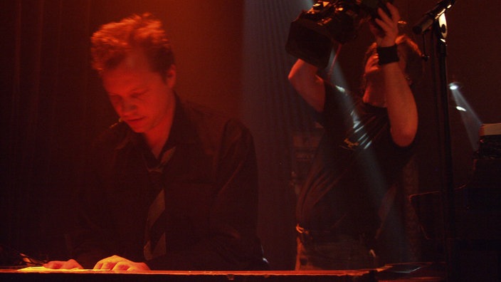 Hoelderlin spielt auf dem Keyboard beim KrautRockpalast 2005