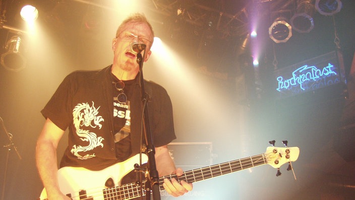 Hellmut Hattler von Kraan spielt Bass und singt beim KrautRockpalast 2005