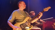 Helmut Lieblang der Band Rufus Zuphall spielt Bass beim KrautRockpalast 2005
